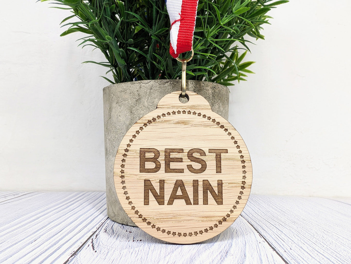 Best Nain & Best Taid Medals - Oak Veneer Welsh Grandparent Awards, Heartfelt Gift - Handmade in Wales