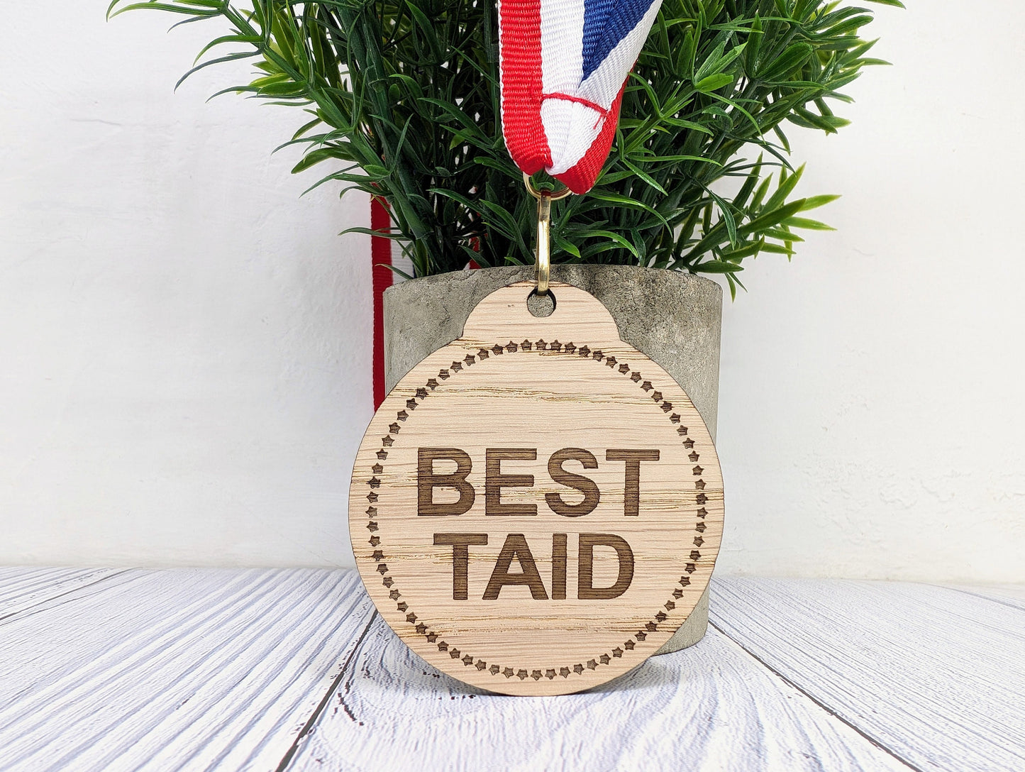 Best Nain & Best Taid Medals - Oak Veneer Welsh Grandparent Awards, Heartfelt Gift - Handmade in Wales