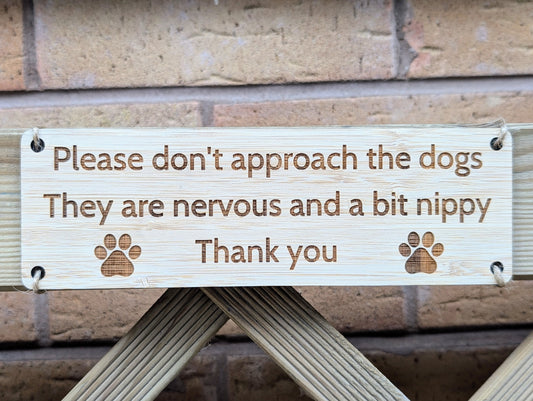 Bamboo Outdoor Gate Sign - "Please Don't Approach the Dogs" with Cute Paw Prints, 200mm x 65mm, Garden, Yard, Pet Safety Decor, Eco-Friendly