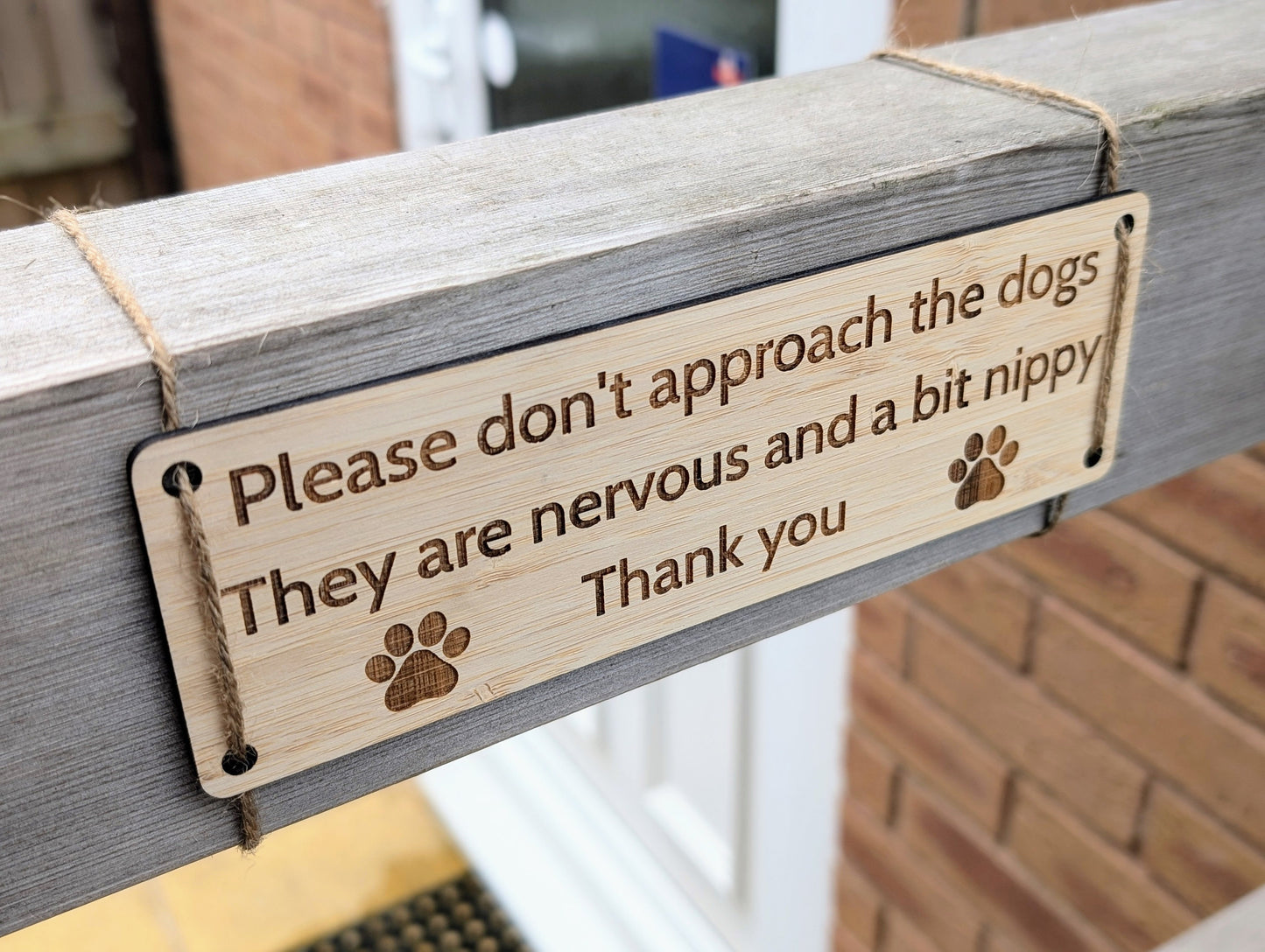 Bamboo Outdoor Gate Sign - "Please Don't Approach the Dogs" with Cute Paw Prints, 200mm x 65mm, Garden, Yard, Pet Safety Decor, Eco-Friendly