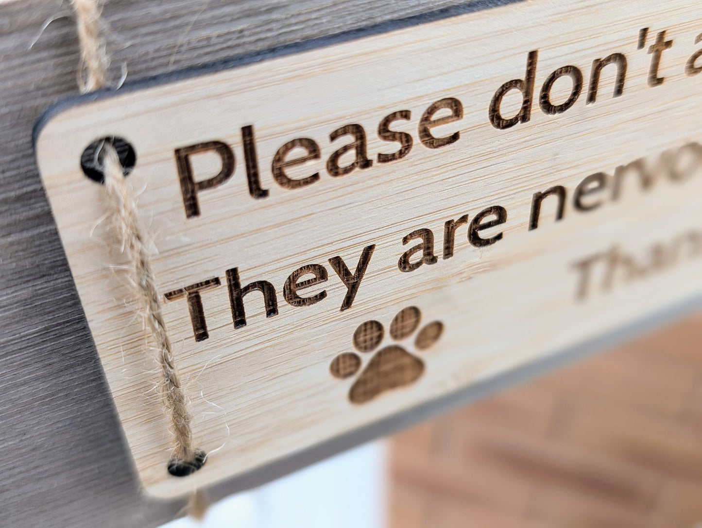 Bamboo Outdoor Gate Sign - "Please Don't Approach the Dogs" with Cute Paw Prints, 200mm x 65mm, Garden, Yard, Pet Safety Decor, Eco-Friendly