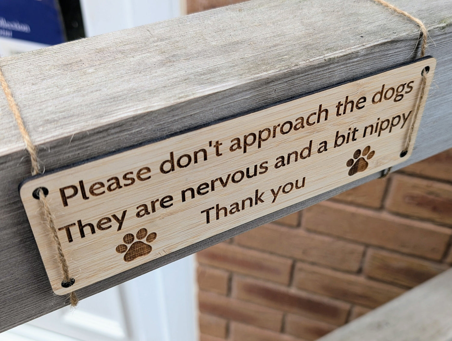 Bamboo Outdoor Gate Sign - "Please Don't Approach the Dogs" with Cute Paw Prints, 200mm x 65mm, Garden, Yard, Pet Safety Decor, Eco-Friendly