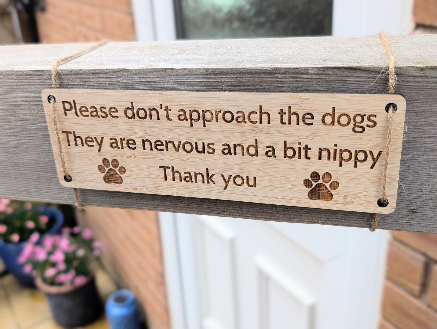 Bamboo Outdoor Gate Sign - "Please Don't Approach the Dogs" with Cute Paw Prints, 200mm x 65mm, Garden, Yard, Pet Safety Decor, Eco-Friendly