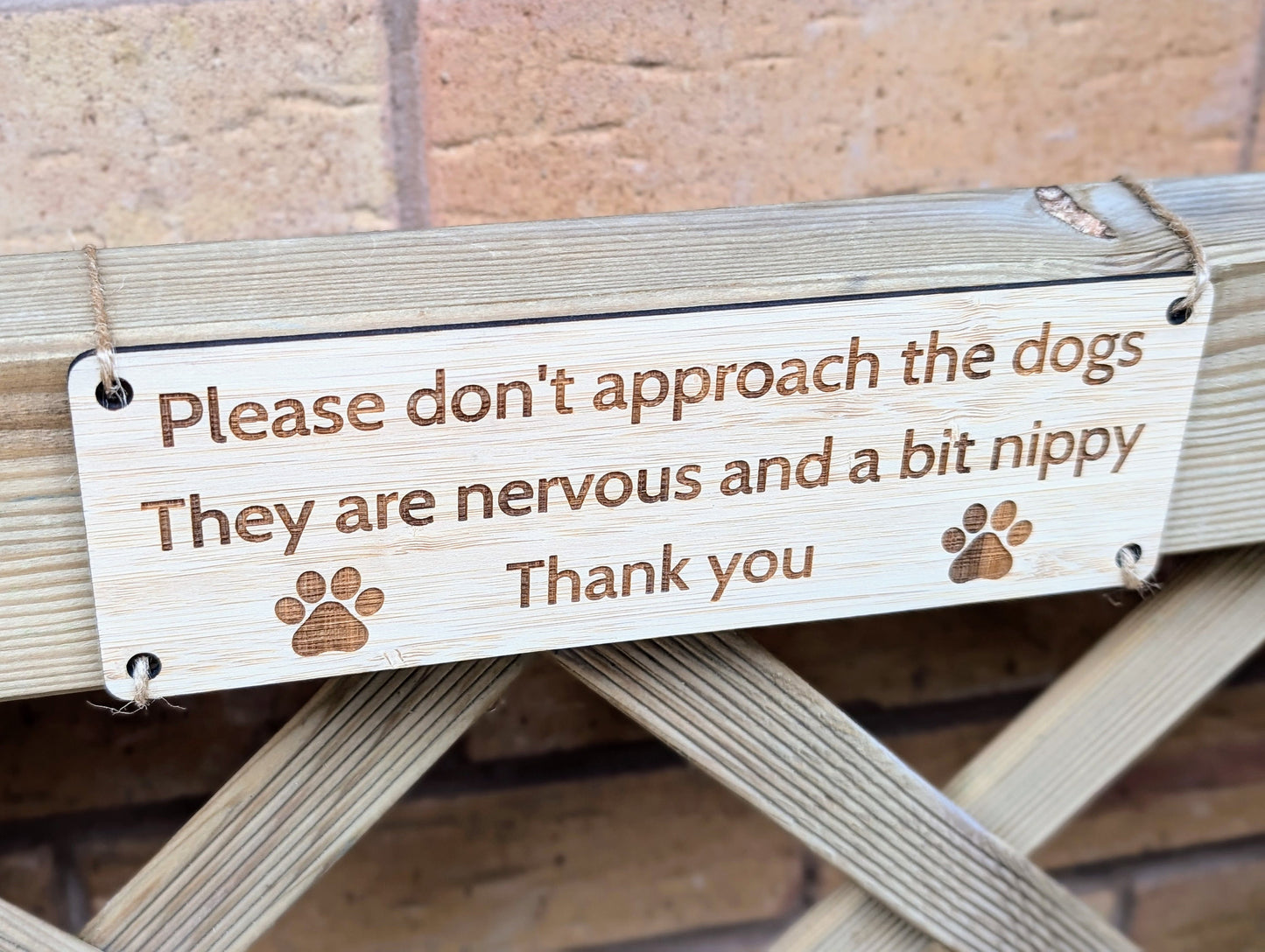 Bamboo Outdoor Gate Sign - "Please Don't Approach the Dogs" with Cute Paw Prints, 200mm x 65mm, Garden, Yard, Pet Safety Decor, Eco-Friendly