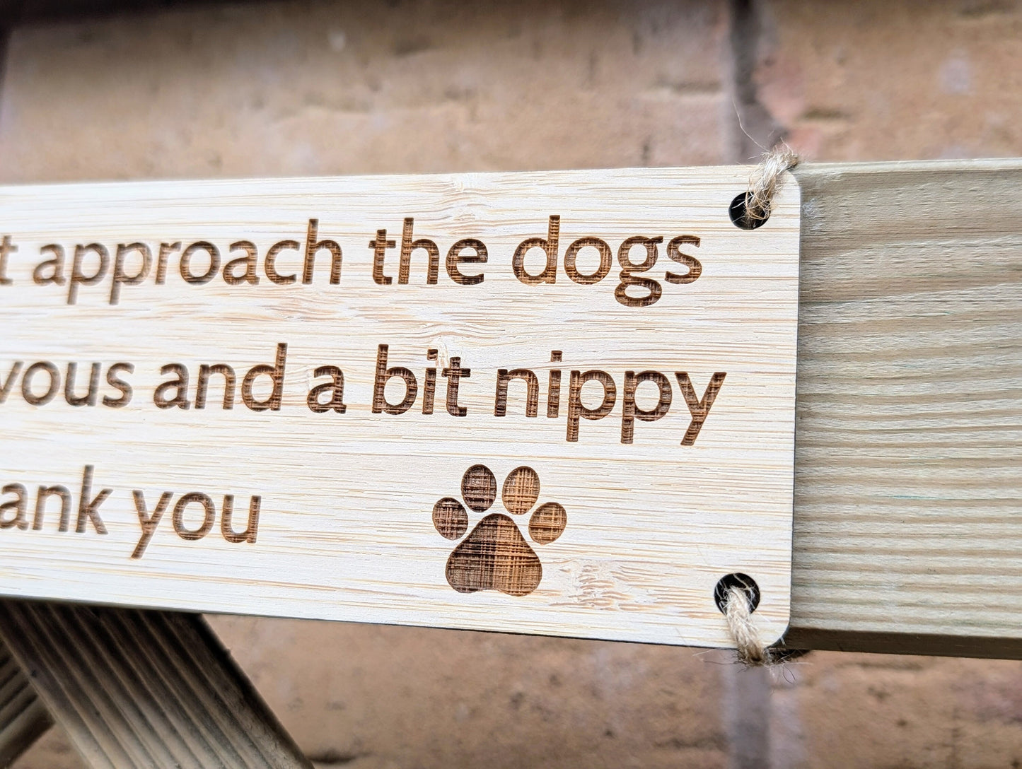 Bamboo Outdoor Gate Sign - "Please Don't Approach the Dogs" with Cute Paw Prints, 200mm x 65mm, Garden, Yard, Pet Safety Decor, Eco-Friendly