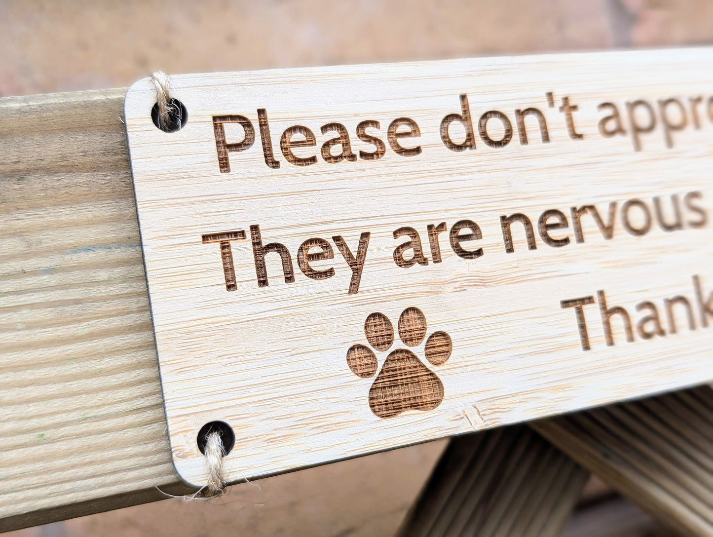 Bamboo Outdoor Gate Sign - "Please Don't Approach the Dogs" with Cute Paw Prints, 200mm x 65mm, Garden, Yard, Pet Safety Decor, Eco-Friendly