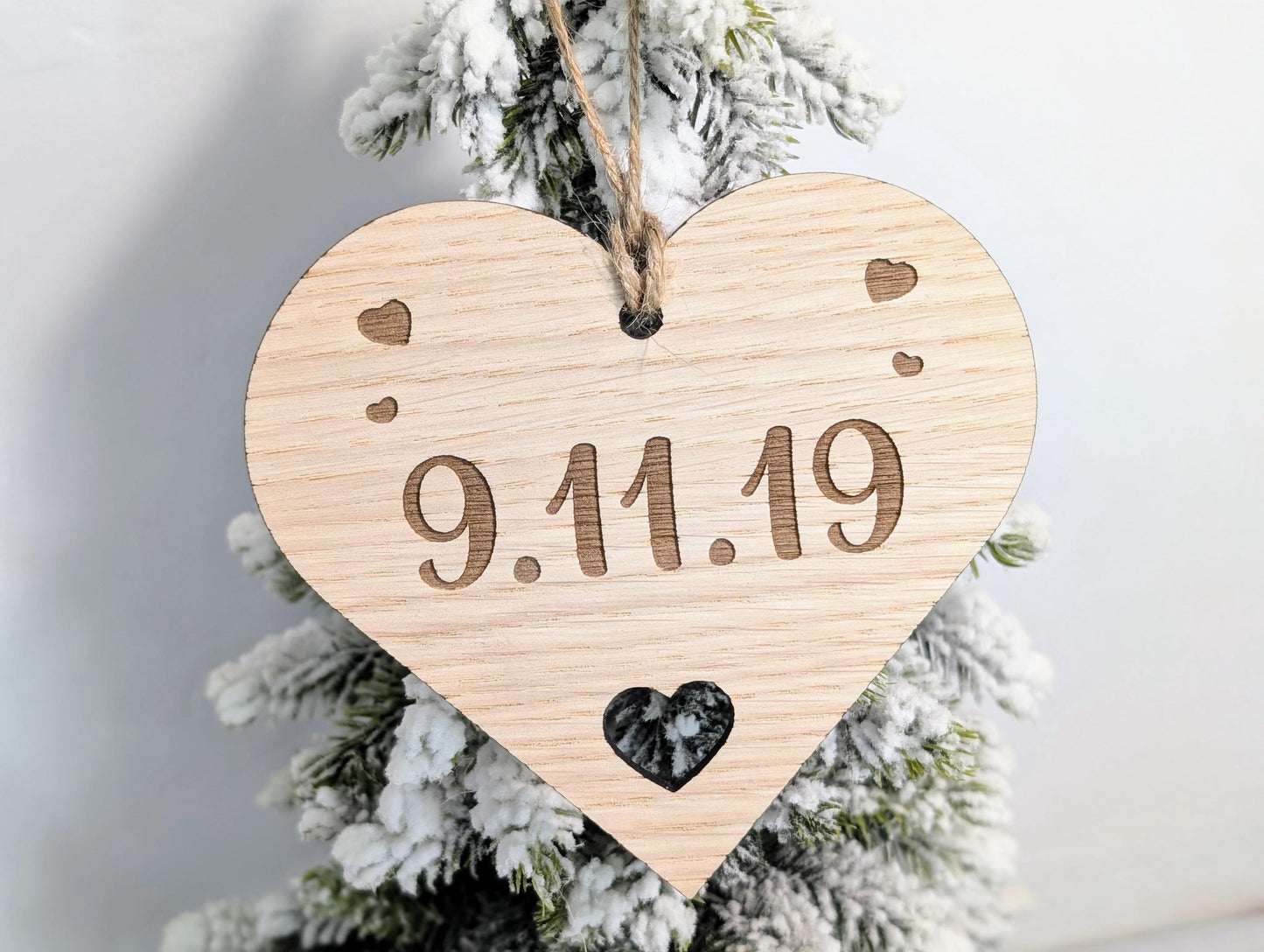 Personalised "Day We First Met" Bauble - Engraved Date Keepsake, Romantic Gift for Christmas, Anniversary, or Valentine’s - Hearts