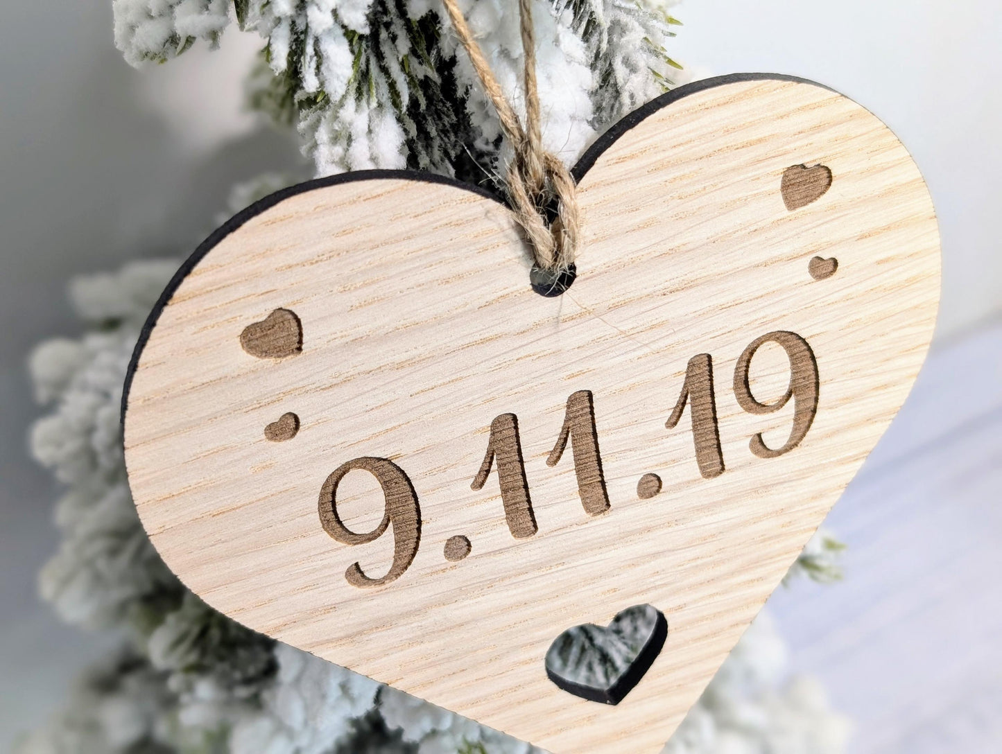 Personalised "Day We First Met" Bauble - Engraved Date Keepsake, Romantic Gift for Christmas, Anniversary, or Valentine’s - Hearts