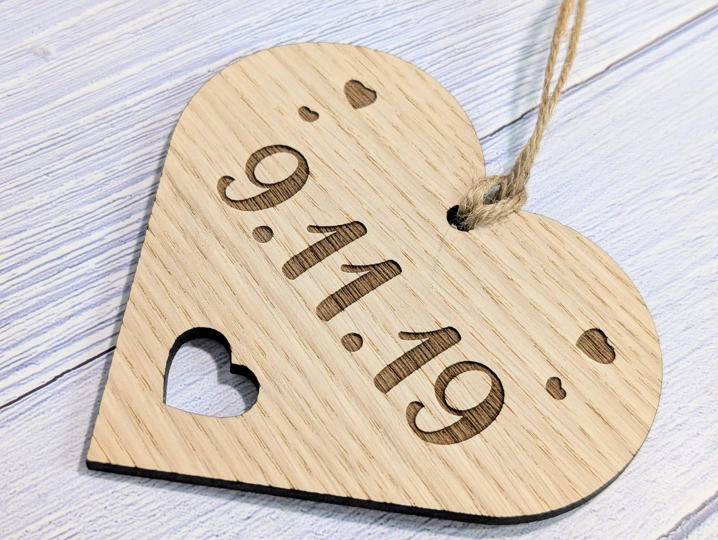 Personalised "Day We First Met" Bauble - Engraved Date Keepsake, Romantic Gift for Christmas, Anniversary, or Valentine’s - Hearts