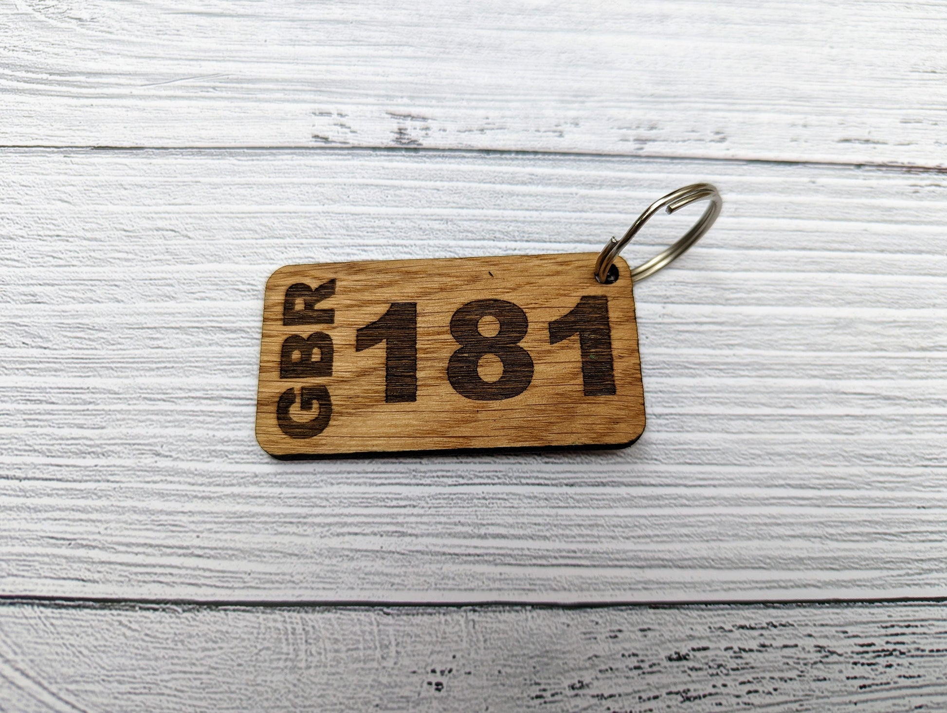 Sail number keyring reverse — smooth oak veneer, split ring
